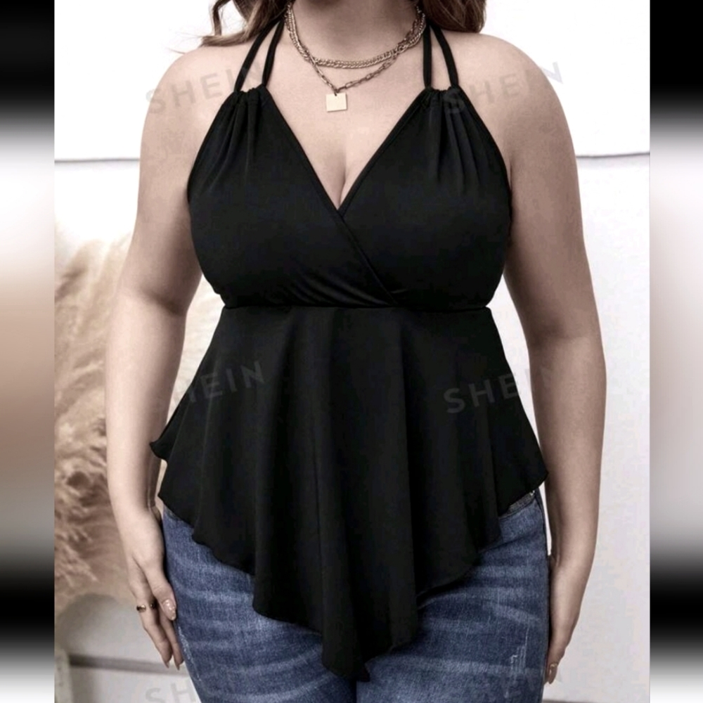 New without tag. Top halter bajo estilo pañuelo y espalda descubierta con lazo .